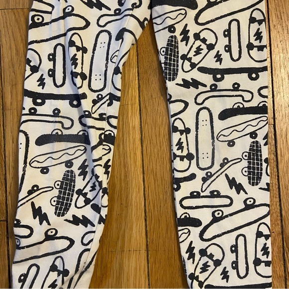 Girls Skateboard outfit with Tech Deck! (6/6x) - Picture 3 of 7